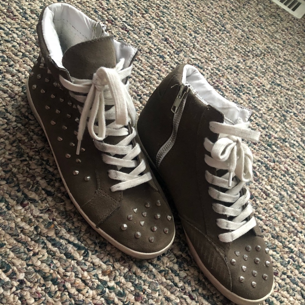 High top fashion shoe